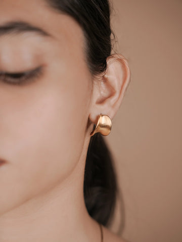 Sleek Arc Earring - 18k Gold Plated