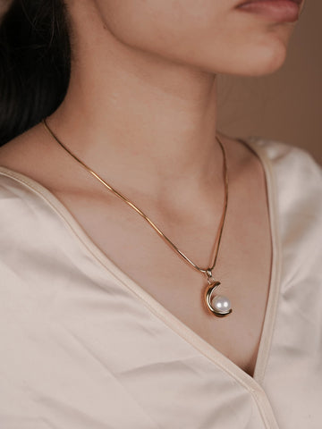 Half bay moon Necklace - 18k Gold Plated