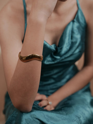 Sleek Arc Bracelet - 18k Gold Plated